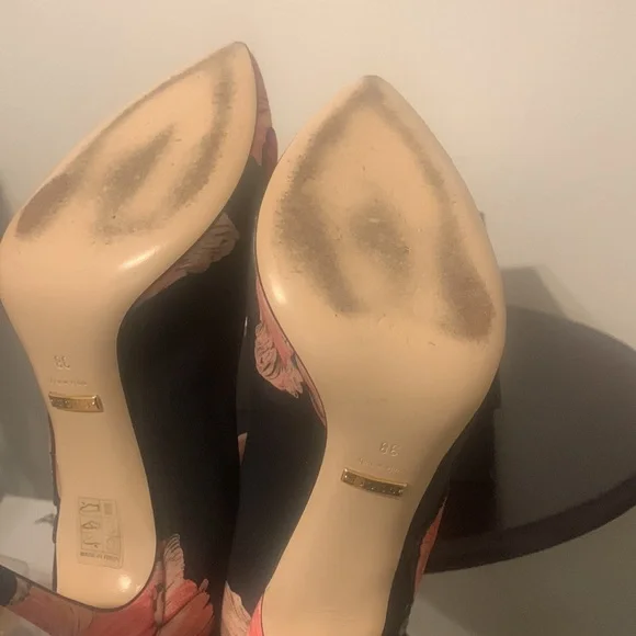 Stunning pre-loved floral Gucci heels! - Picture 4 of 5